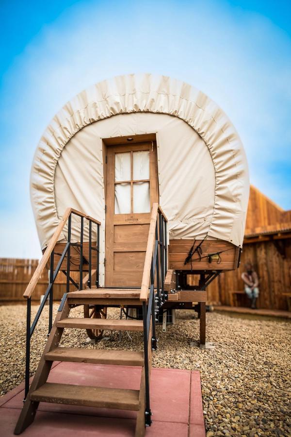 The Big Texan - Cabins And Wagons Amarillo Bagian luar foto