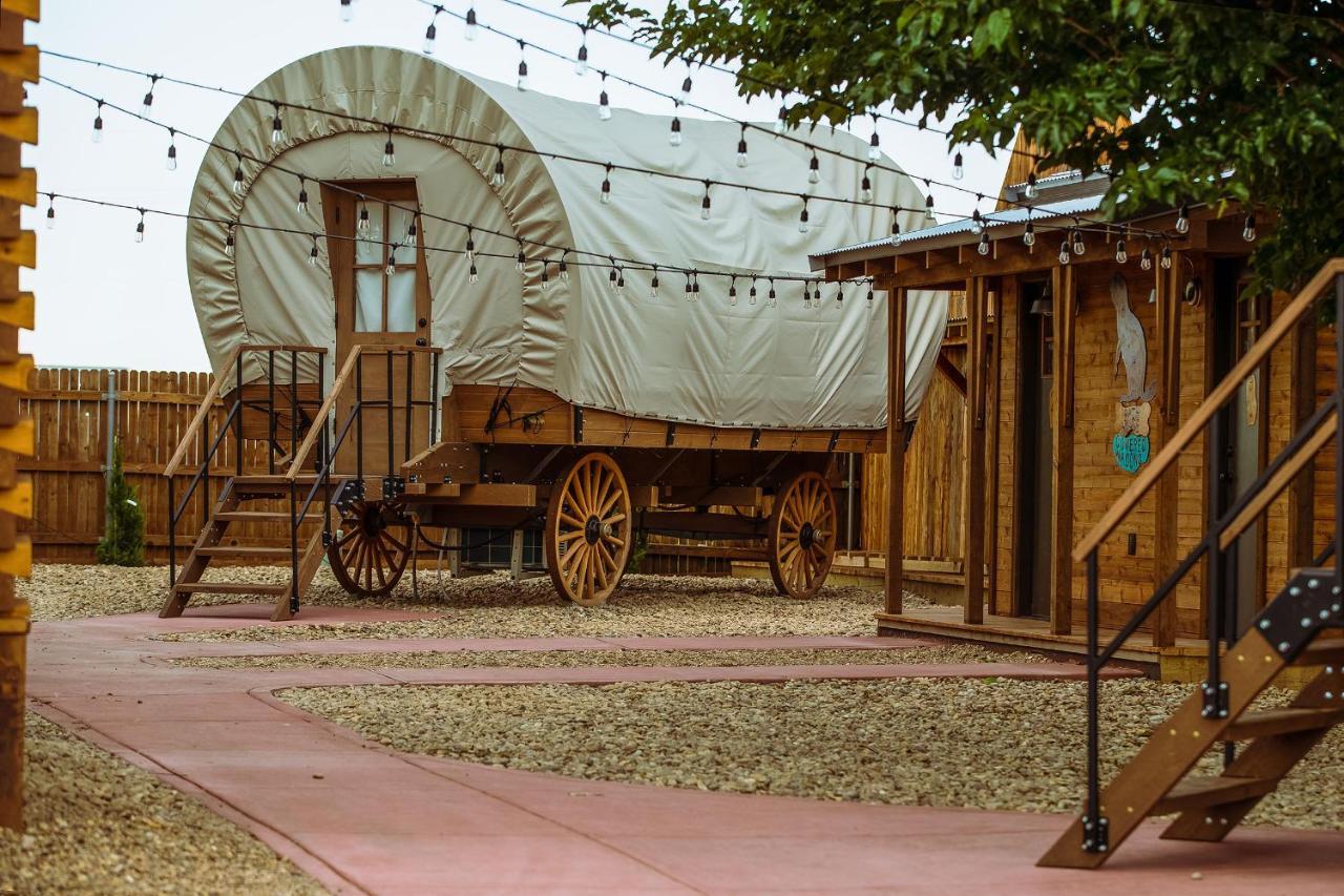 The Big Texan - Cabins And Wagons Amarillo Bagian luar foto