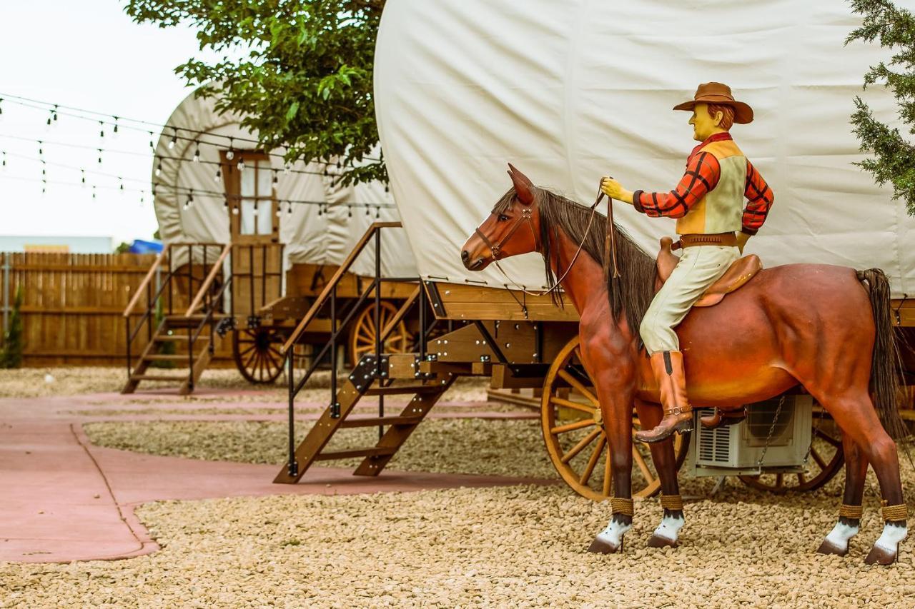 The Big Texan - Cabins And Wagons Amarillo Bagian luar foto