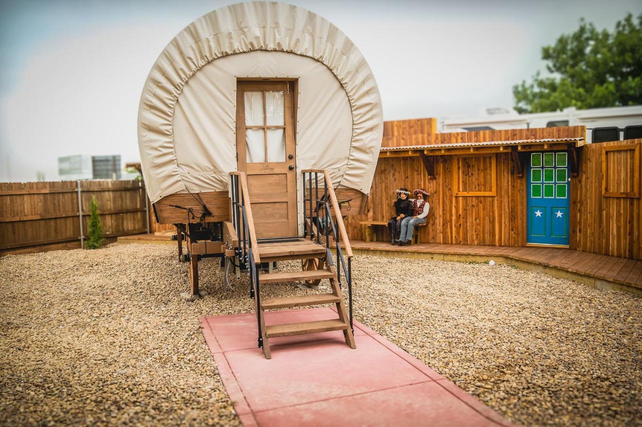 The Big Texan - Cabins And Wagons Amarillo Bagian luar foto