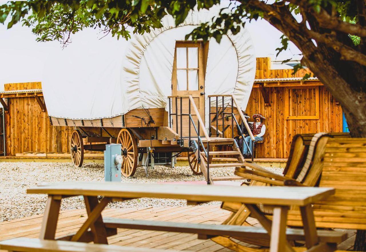 The Big Texan - Cabins And Wagons Amarillo Bagian luar foto