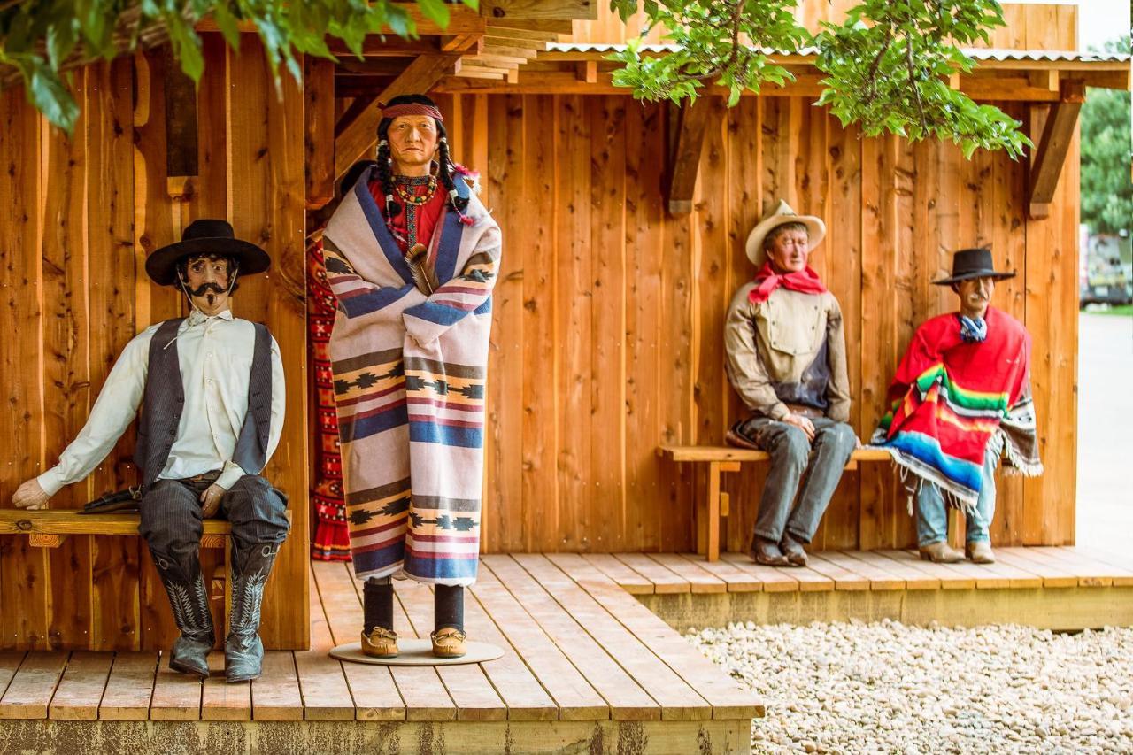 The Big Texan - Cabins And Wagons Amarillo Bagian luar foto